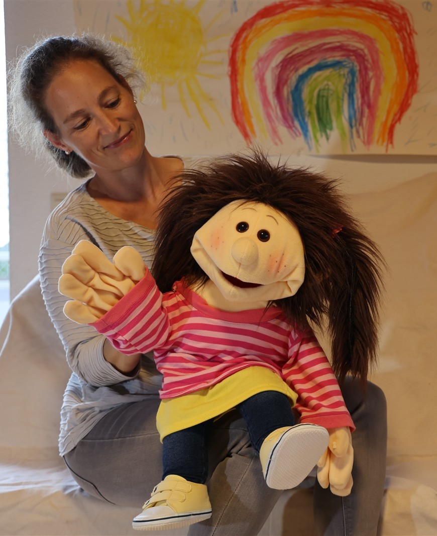 Rebekka Schäfer mit ihrer Handpuppe Lucy